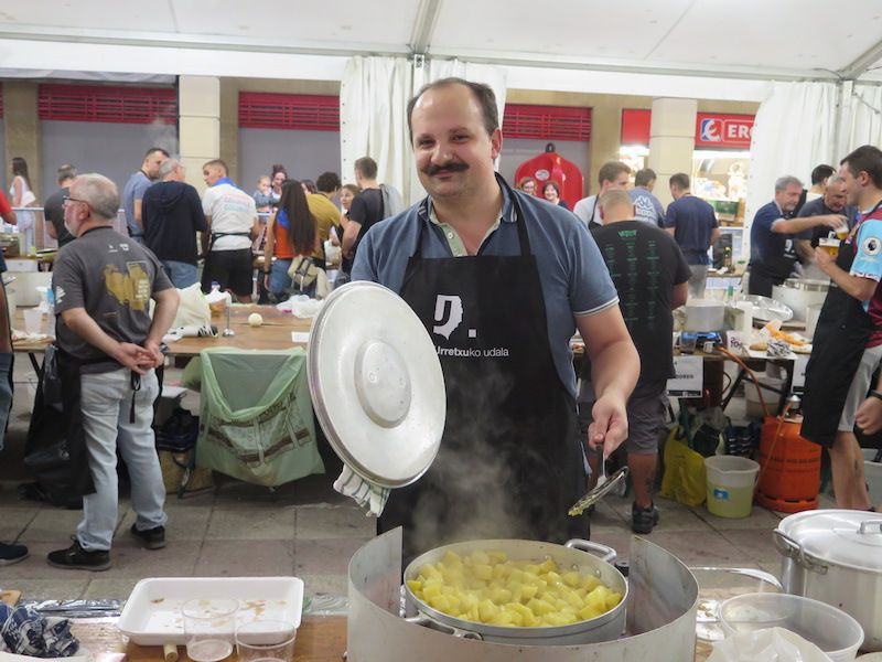 Los urretxuarras lo dan todo en las fiestas de Santa Anastasia