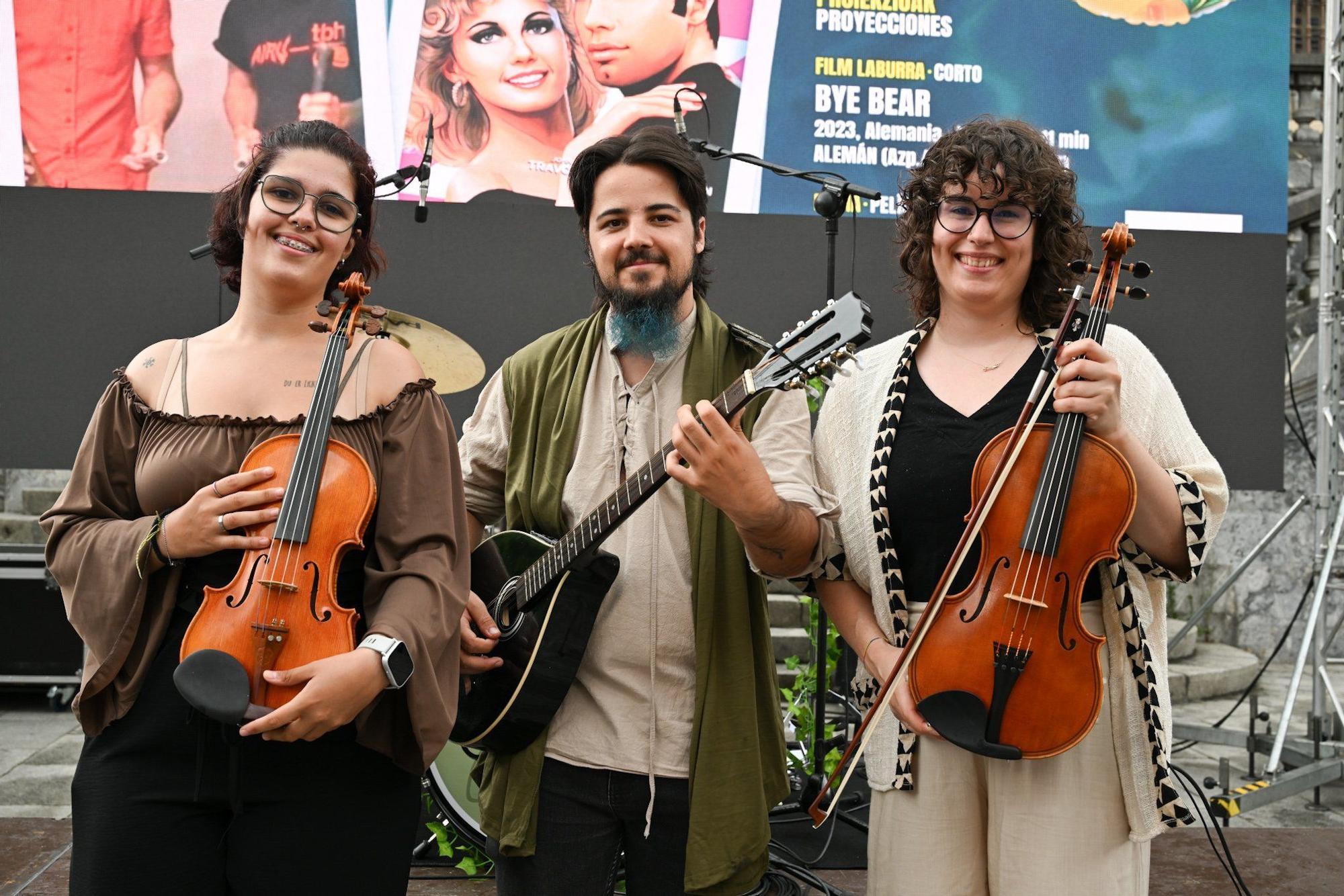 Oihane Jimeno, violín; Aarón Pérez, percusión y bouzouki;  y Lorena Texeira, viola, son Lux Celtae. Mostraron ayer en Santutxu que su música es como  los buenos relojes, resistente al agua.
