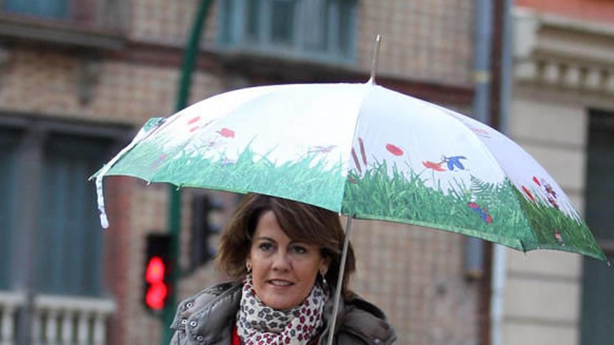 Barcina se protege de la lluvia con un paraguas mientras se dirige caminando al Parlamento