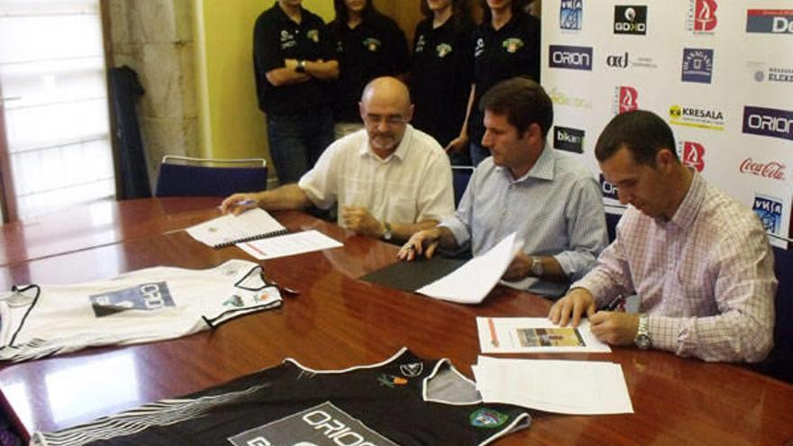 Representantes de Orion y de Galdakao en la firma del convenio.