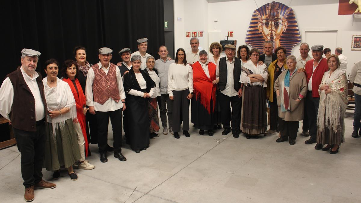 Veteranos y veteranas de Izaskun Murgia Elkarte Lirikoa que iniciaron esta ‘aventura’ de la zarzuela ‘made in’ Arrasate hace 25 años y siguen al pie del cañón.