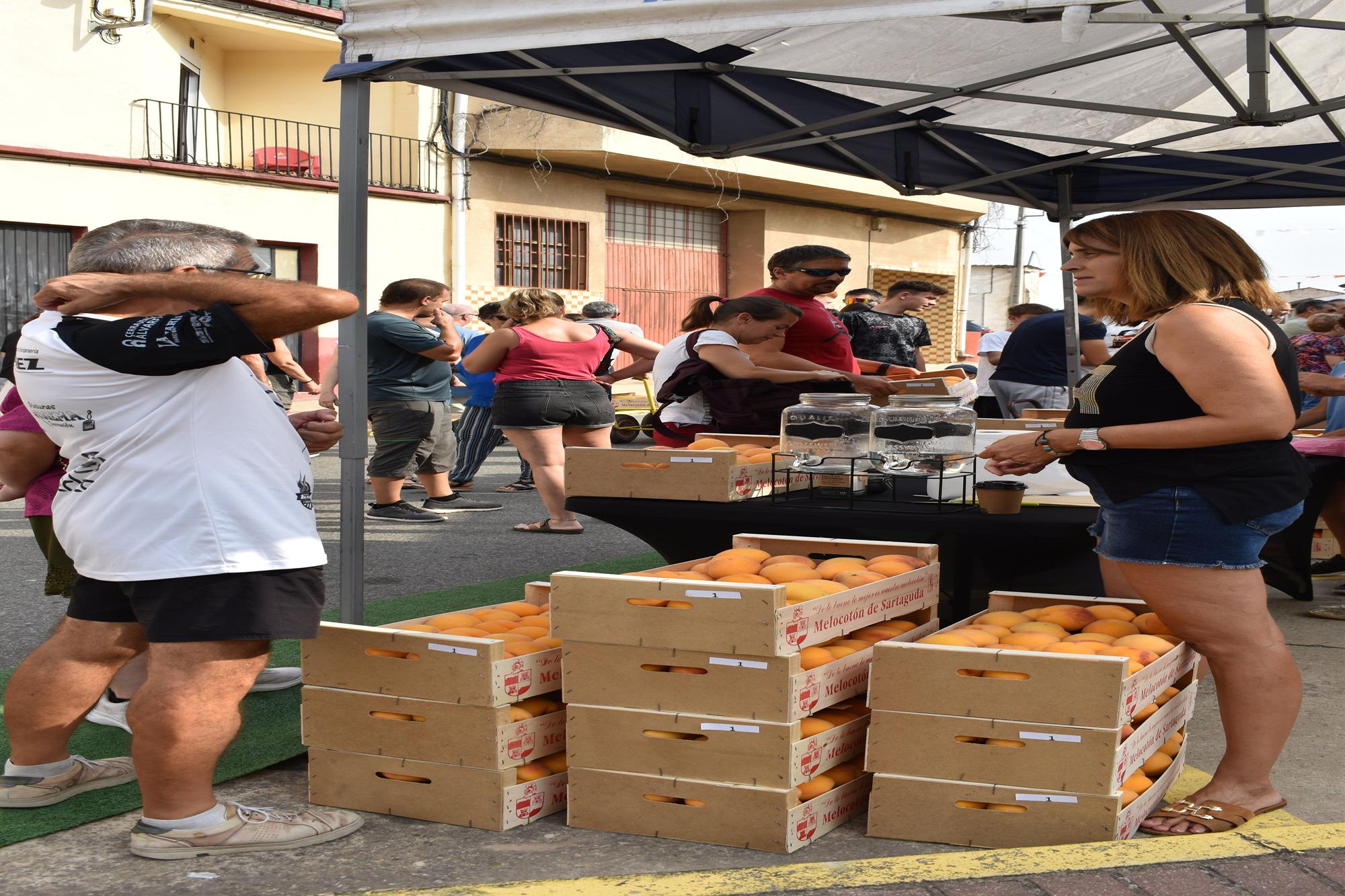 Fotos | Más fruta y más puntos de venta en la Feria del Melocotón de Sartaguda