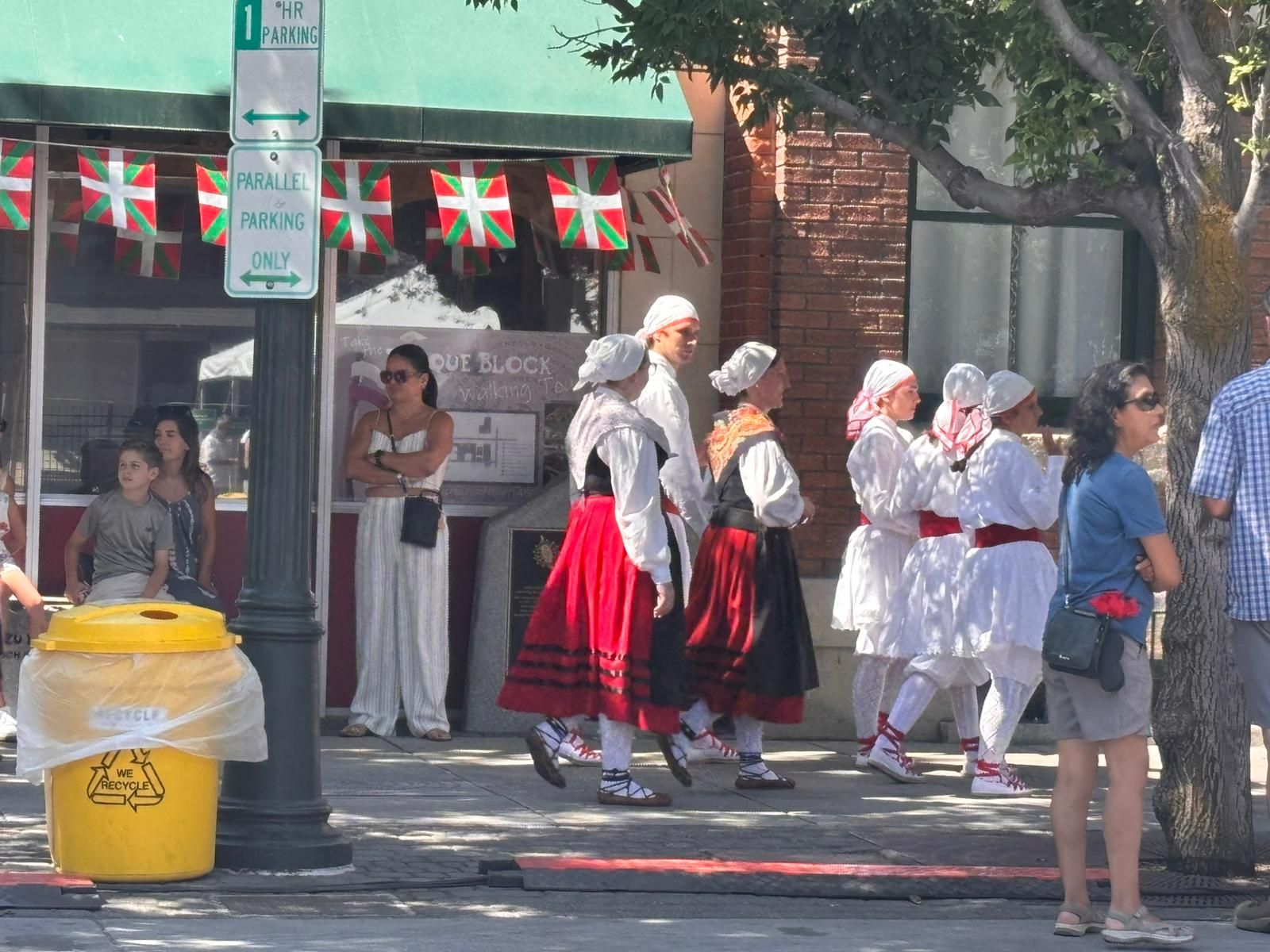En imágenes: el gran ambiente continúa en el Basque Block de Boise