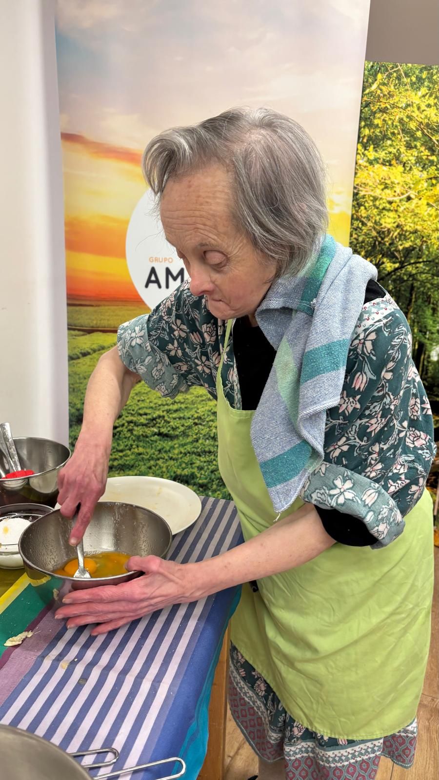 En imágenes: Una tarde de historias, cariño y tortillas con los mayores de Vitoria