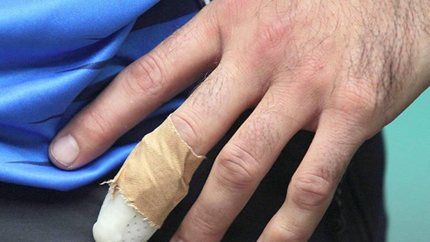 Detalle de la mano izquierda de Saralegi, sin tacos y con la punta del dedo protegida con un dedal.
