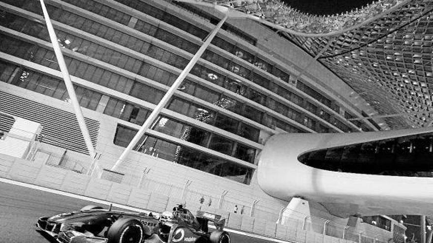 Lewis Hamilton luce en la noche de un nuevo circuito