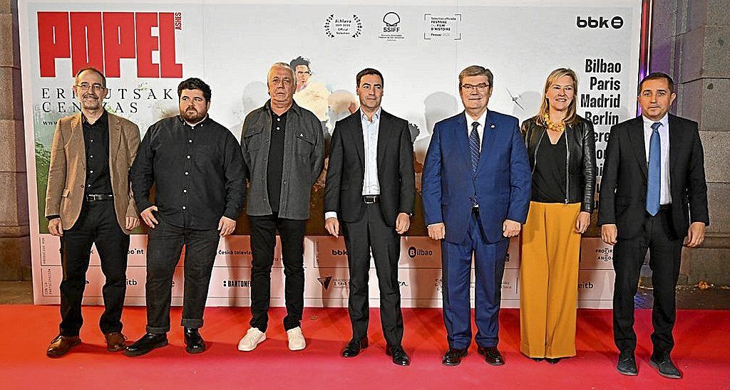 Unai Egia; el realizador Oier Plaza, Anton Gandarias; el lehendakari Imanol Pradales; el alcalde de Bilbao, Juan Mari Aburto, Ana Otadui y Xabier Sagredo.  | FOTOS: OSKAR GONZÁLEZ