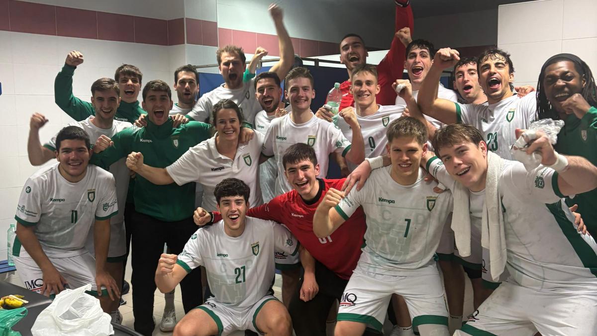 La alegría del equipo tras clasificarse para la siguiente ronda copera.
