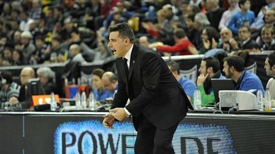 Pueyo alenta a sus jugadores en el duelo ante el Nizhny.