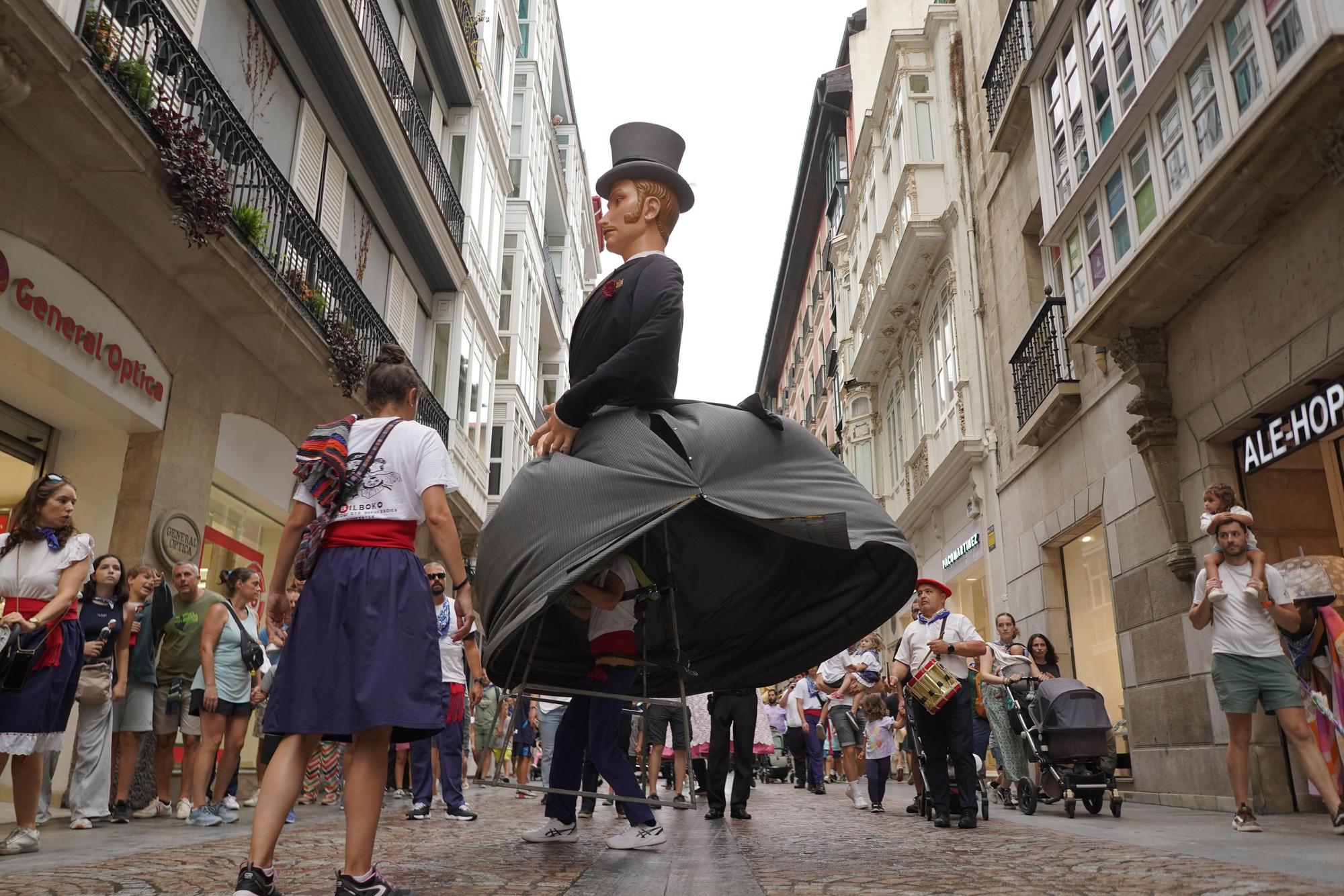 Desfile de gigantes y cabezudos en Aste Nagusia