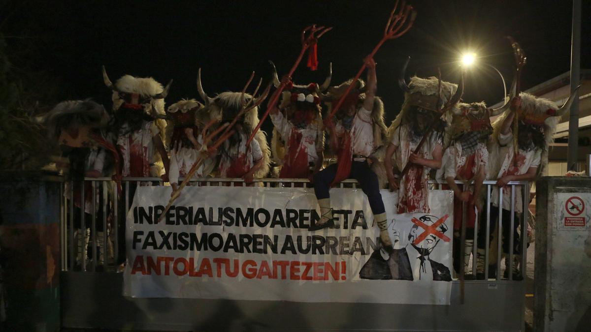 Los momotxorros, encerrados en el patio del colegio Zelandi, tenían ganas de tomar las calles de Altsasu.