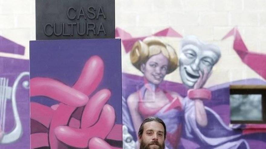 Javier Roldán, Pin, posa junto al mural de la Casa de Cultura de Zizur Mayor, pintado con Alfonso Álvarez, Al.