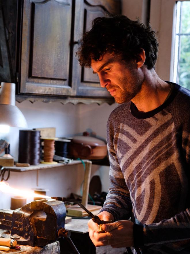 El artesano irundarra, Beñat Alberdi, durante el proceso de soldado del metal.