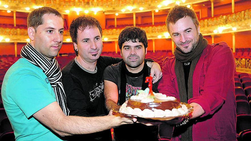 Cuatro de los seis integrantes de Ken Zazpi, con la tarta de celebración de su 7º aniversario en el Teatro Victoria Eugenia.