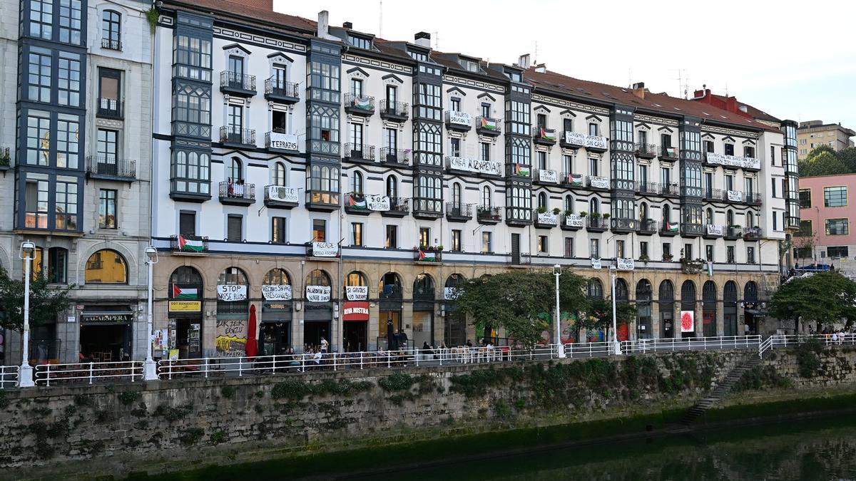 Las viviendas sobre el muelle de Marzana lucen pancartas en contra del ruido. Las viviendas sobre el muelle de Marzana lucen pancartas en contra del ruido.