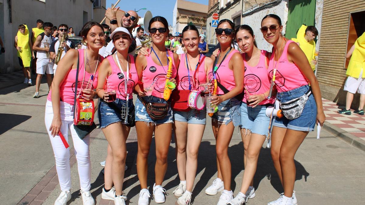 Una cuadrilla de jóvenes de Cadreita durante la fiesta.