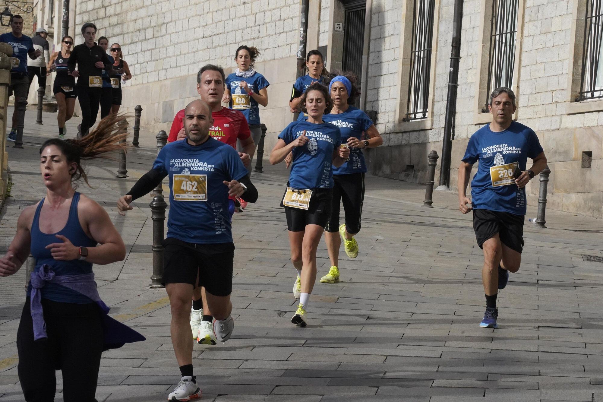 En imágenes: Miles de personas conquistan la Almendra de Gasteiz