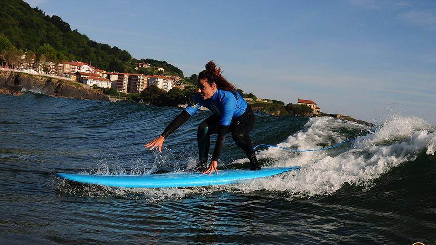 Cada vez más mujeres se animan a surfear, incluso en invierno