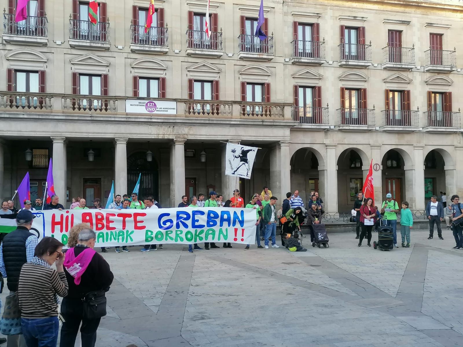 En imágenes: Los jardineros de Vitoria cumplen seis meses de huelga con una manifestación