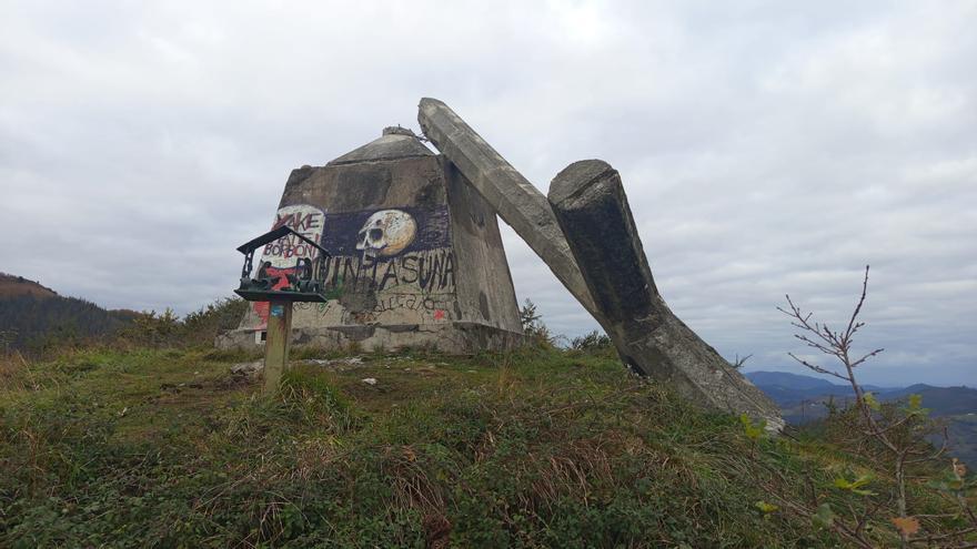 Derriban la cruz de Morkaiko de Elgoibar, construida por el franquismo