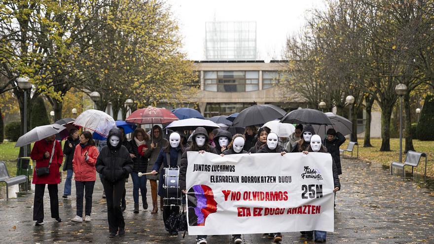 La comunidad universitaria de la UPNA se concentra para mostrar su rechazo a la violencia machista