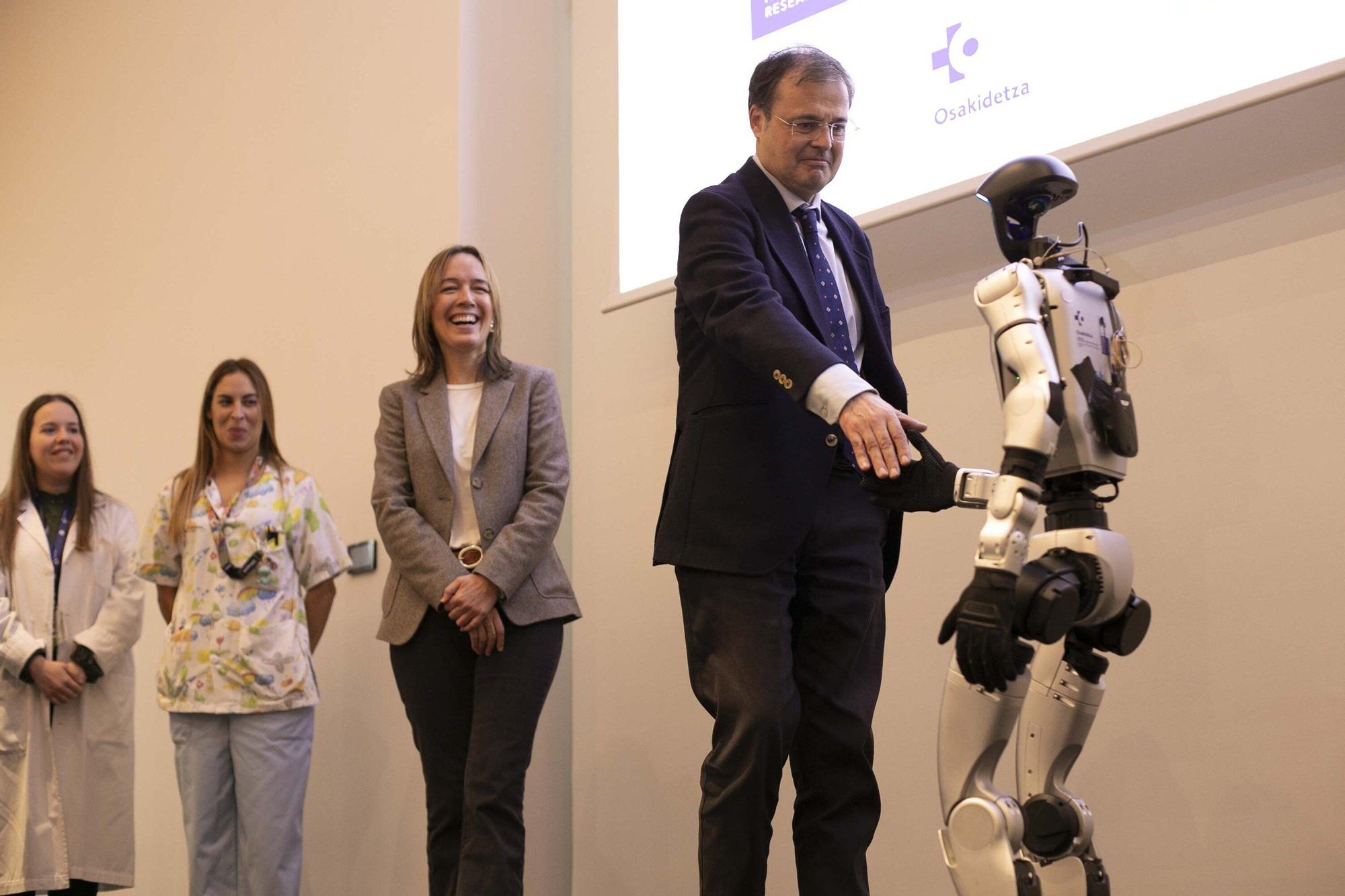 En imágenes: Así es SAAKI, el nuevo robot pediátrico que ayudará a los niños ingresados en el HUA-Txagorritxu