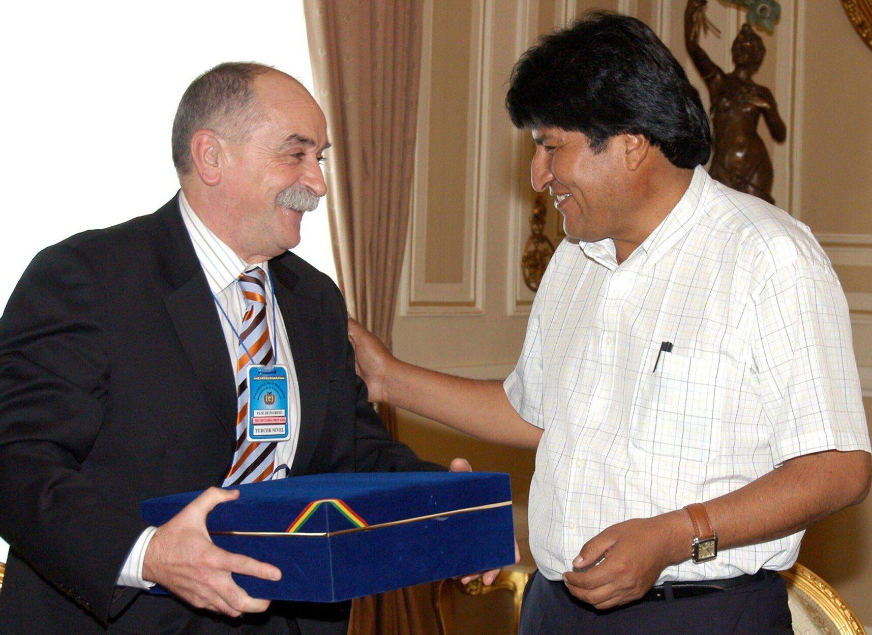 Azkargorta, en 2007 tras recibir un obsequio de Evo Morales.