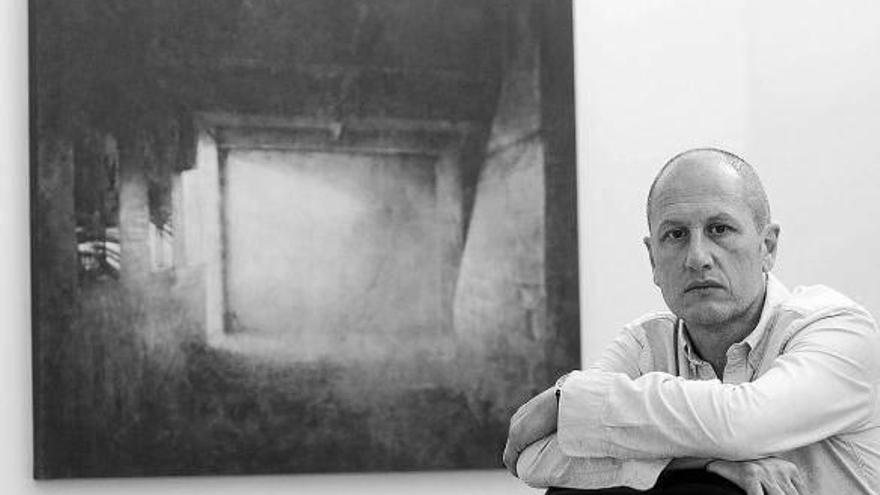 El artista José Ignacio Agorreta posa junto a una de sus obras en su estudio de Barañáin.