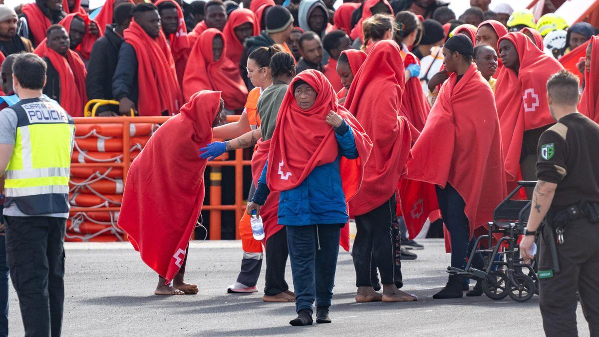 Los servicios sanitarios atienden a migrantes llegados en cayuco