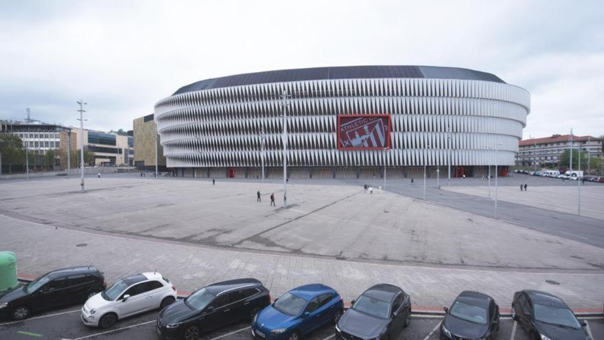 El improvisado parking gratuito al lado de San Mamés