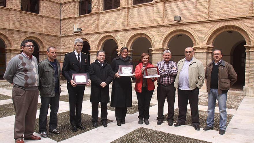 El jefe de la Policía Local, José Angel Santamaría, Ana Iturre y Milagros Rubio posan con su placa.