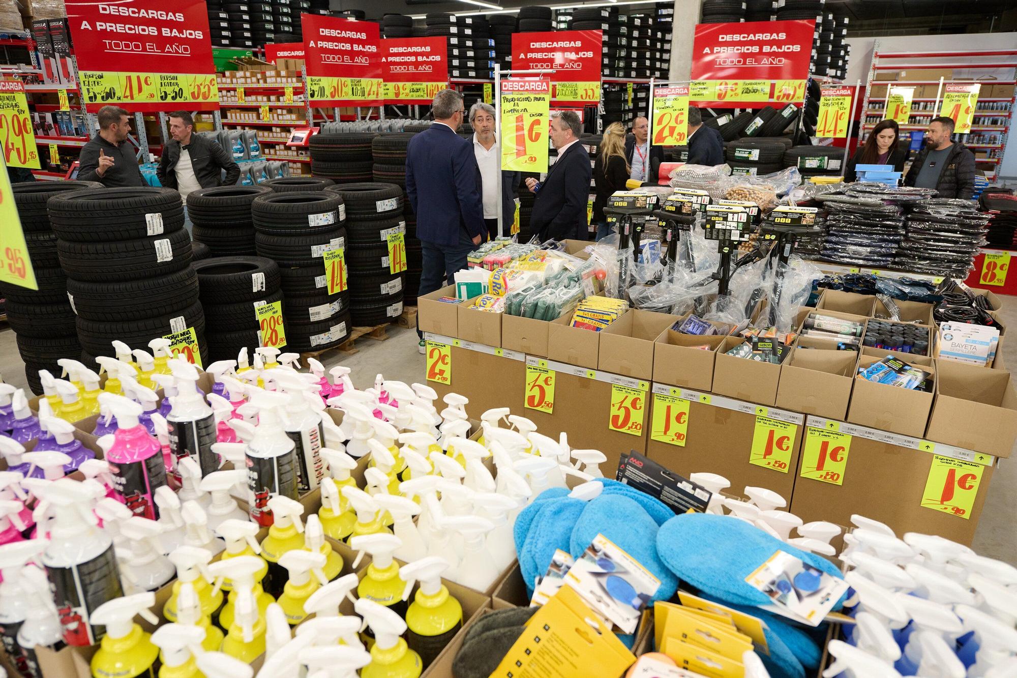 Fotos de la inauguración oficial de la nueva tienda de Carter-Cash en Pamplona