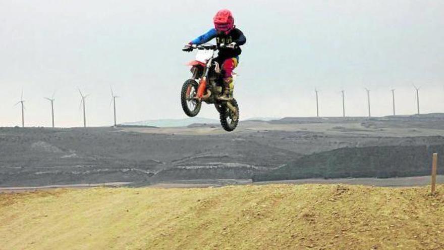 El joven piloto murchantino realiza un salto con su moto. Fotos: cedida