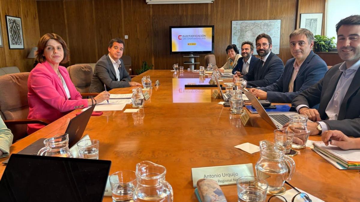 El consejero de Industria, Mikel Irujo, con el secretario de Estado de Energía, Joan Groizard, este jueves en el Ministerio.