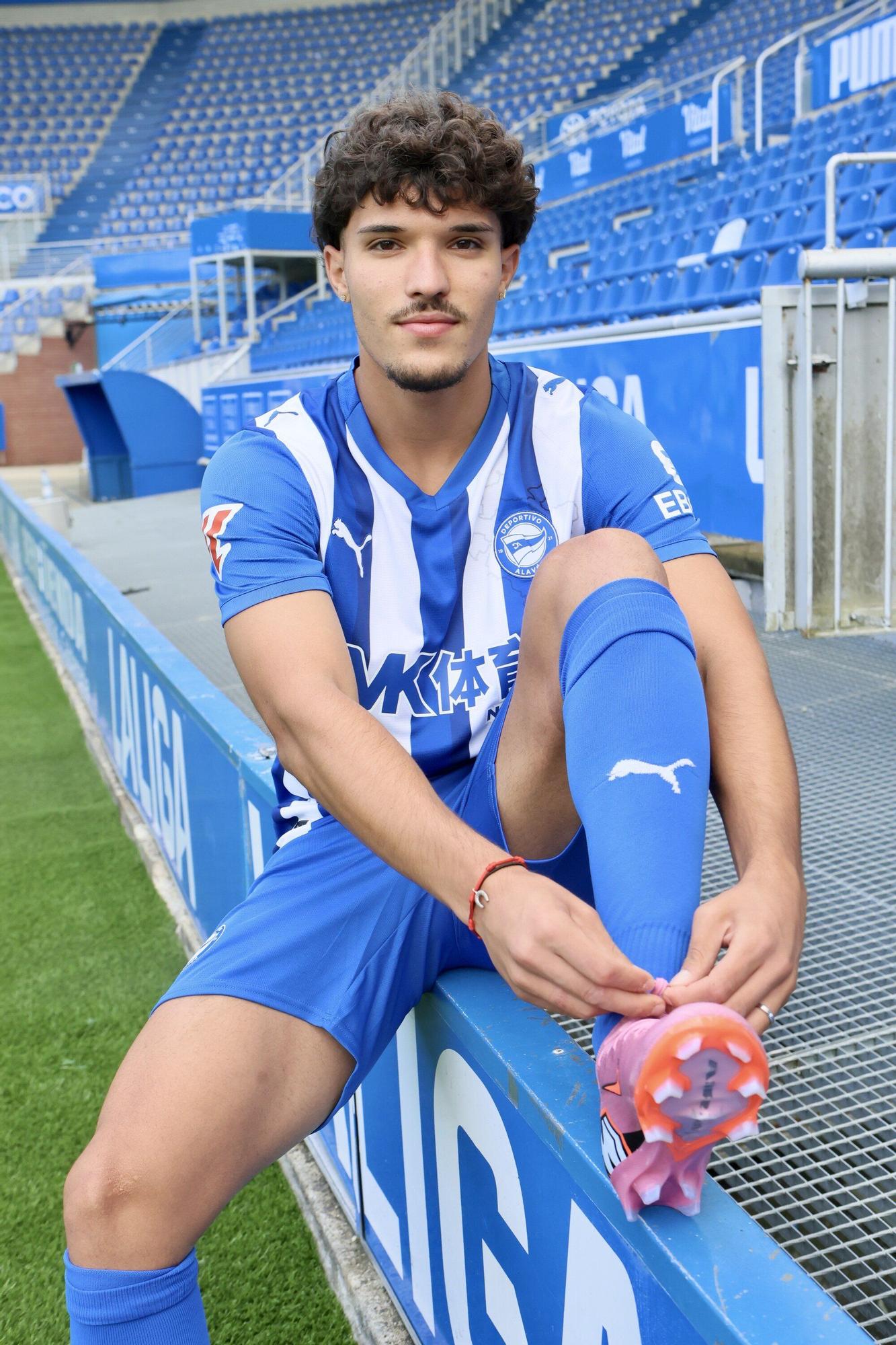 En imágenes: La presentación de Youssef Enríquez como jugador del Alavés
