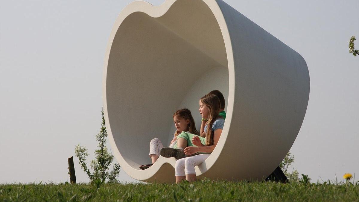 Unos niños descansando en una estructura en el campo