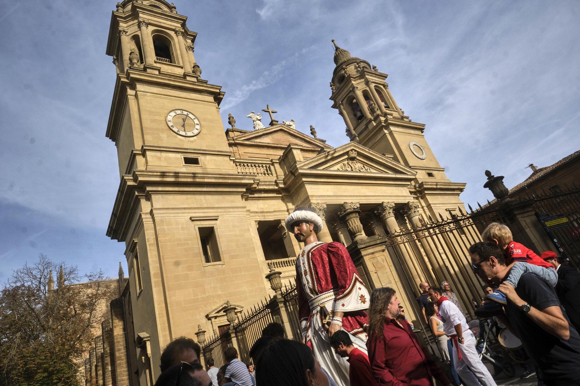 Comparsa de Gigantes y Cabezudos por San Fermín Txikito