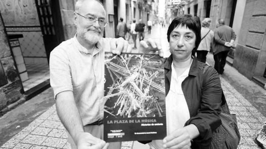 Gutiérrez muestra el cartel del documental, junto con una representante de Asviamie. Gutiérrez muestra el cartel del documental, junto con una representante de Asviamie.