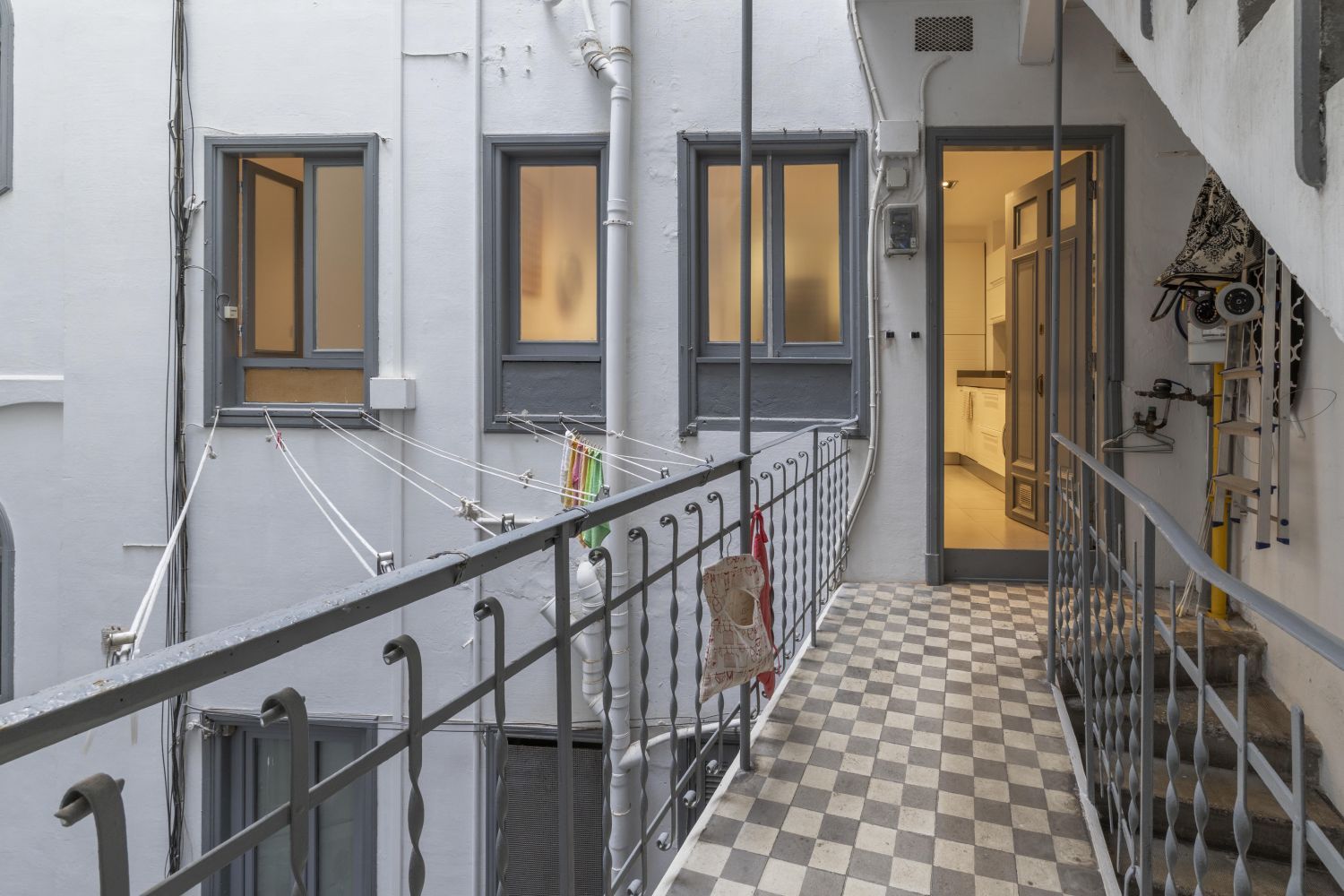 Magnífica propiedad en venta ubicada en un edificio señorial, situada en una de las zonas más elegantes del céntrico barrio de Gros