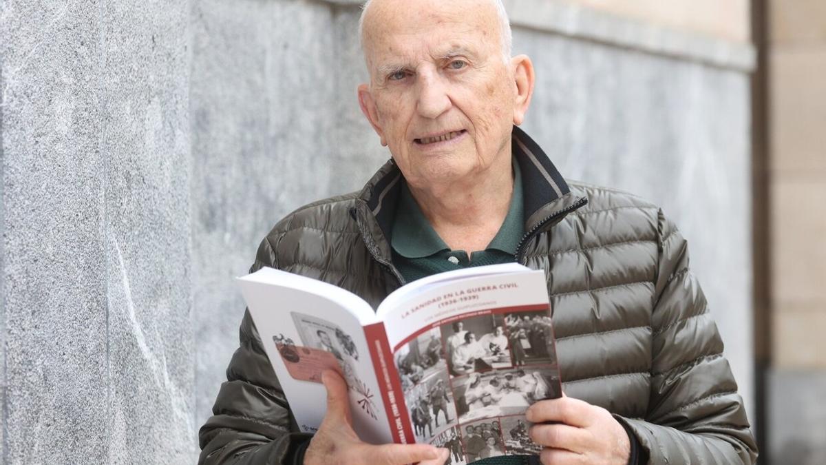 El médico e historiador José Antonio Recondo con su nueva publicación.
