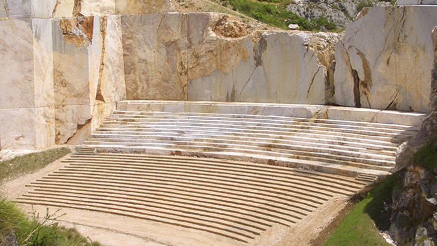 El graderío se acondicionó en la antigua cantera, cerca de la entrada a la cueva.