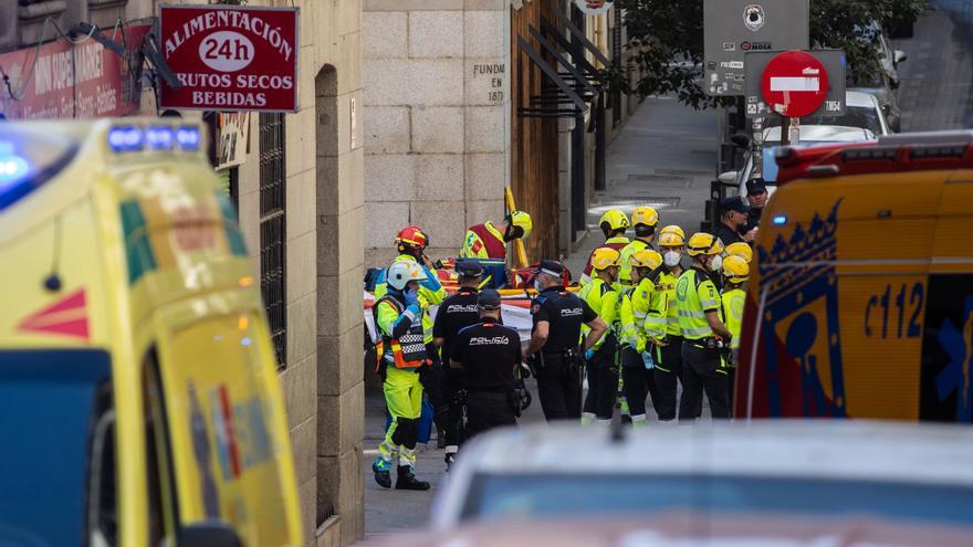 La Policía busca posibles atrapados en el edificio derrumbado en el centro de Madrid
