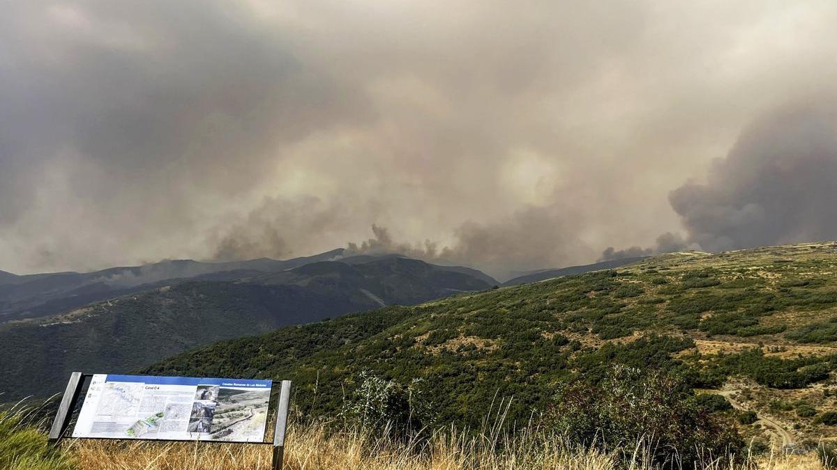 Vista del incendio en Odollo y Llamas, desde Castrillo de Cabrera (León).
