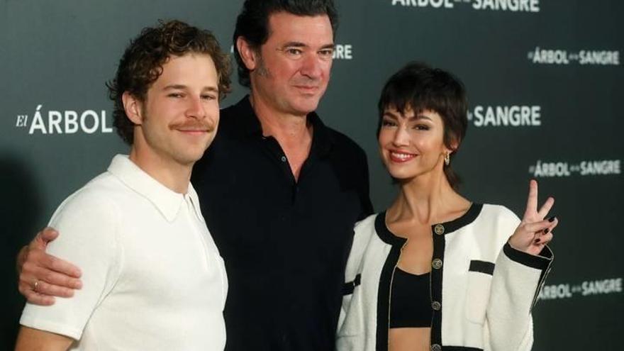 Los actore Álvaro Cervantes (i) y Ursula Ccorberó (d), junto al director Julio Medem.