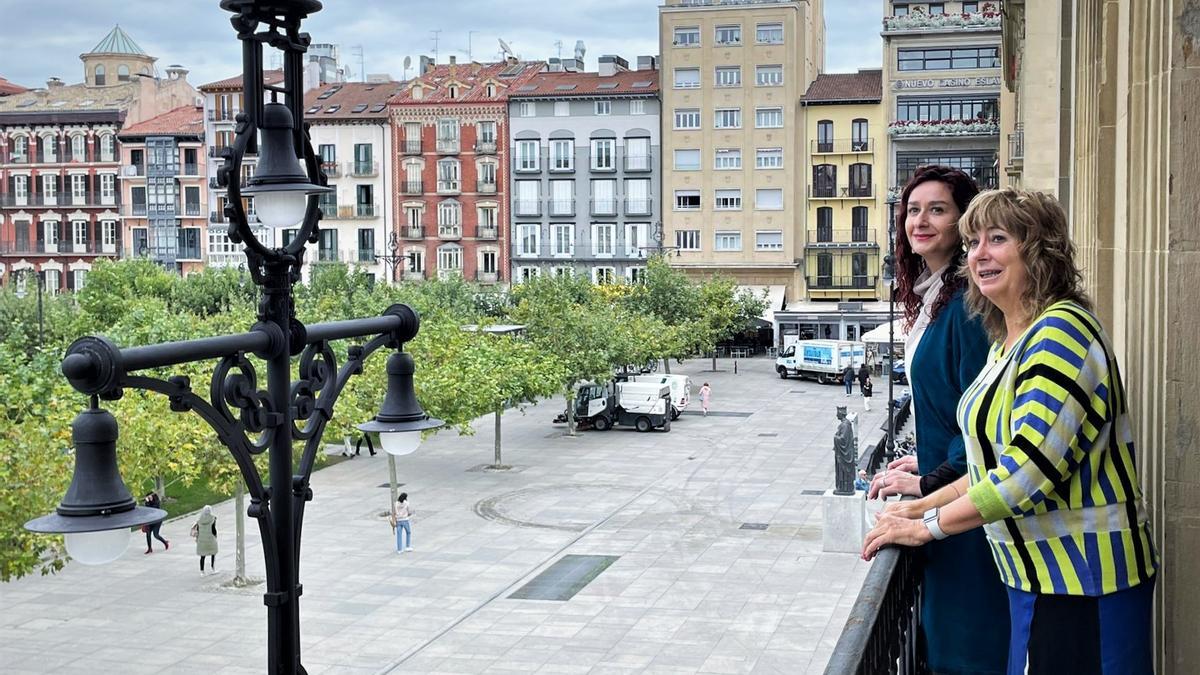 María Fernanda García Iribarren y la vicepresidenta Ana Ollo, en uno de los balcones del Palacio de Navarra.
