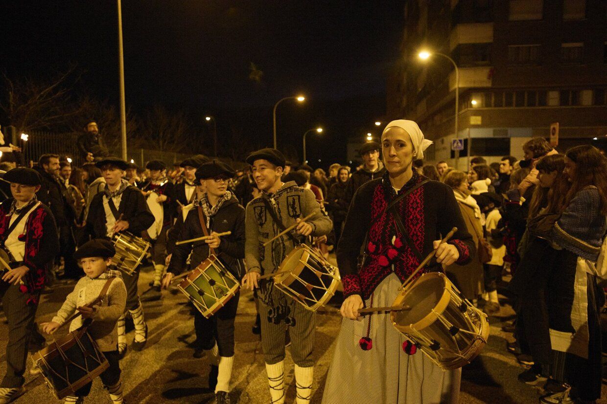 Olentzero y Mari Domingi recogen las últimas cartas en Iturrama