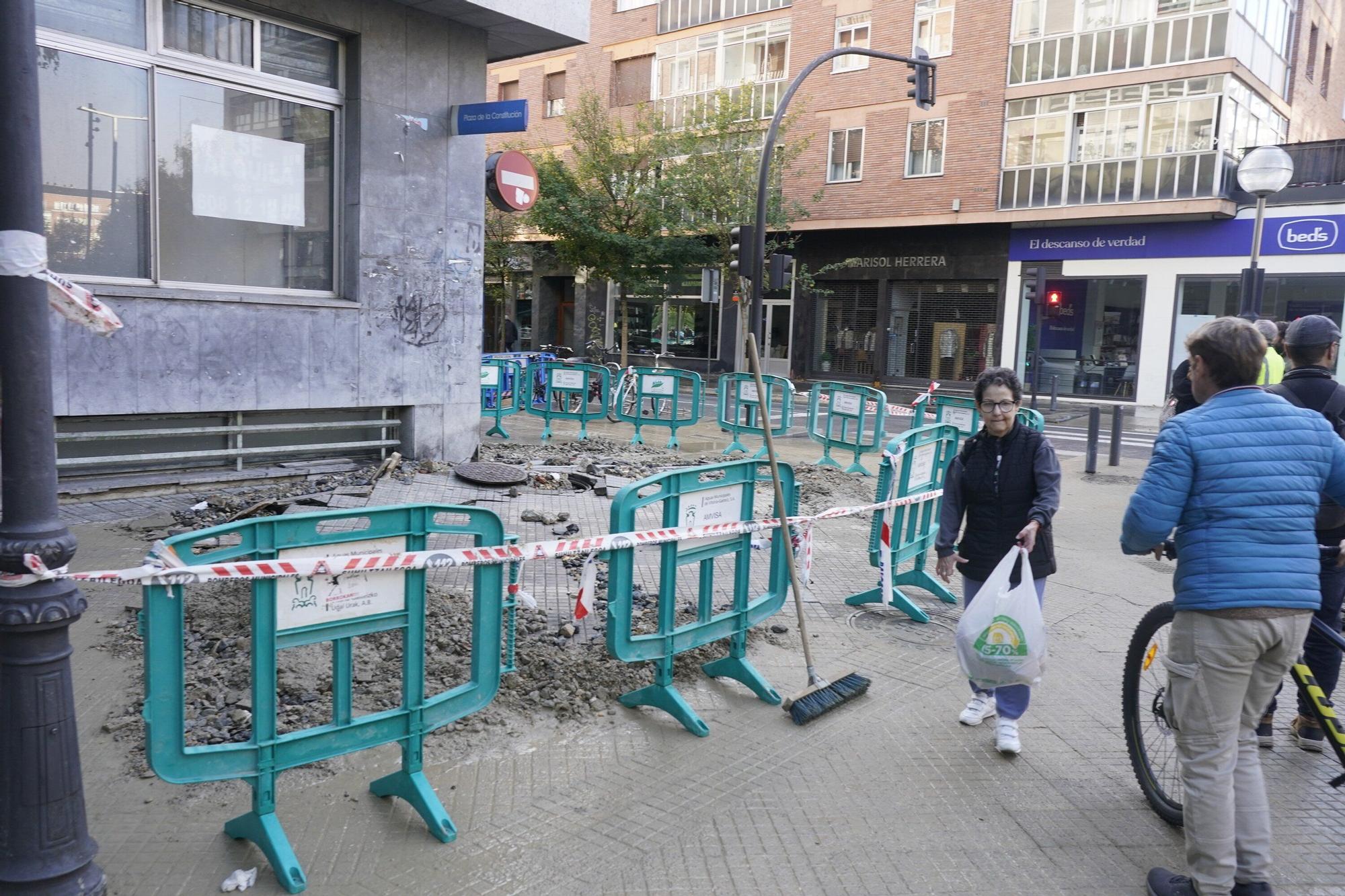 Rotura de la tubería de abastecimiento de agua en el cruce Basoa-Plaza de la Constitución.