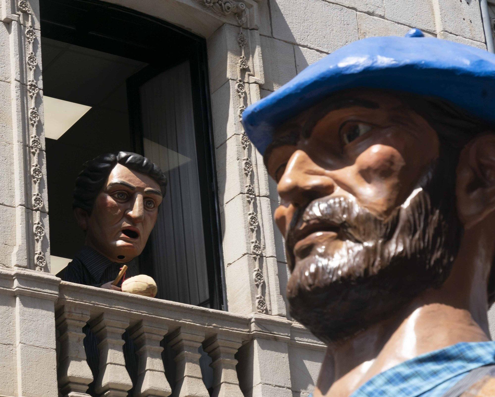 En imágenes: la comparsa de gigantes y cabezudos se despide de La Blanca 2025