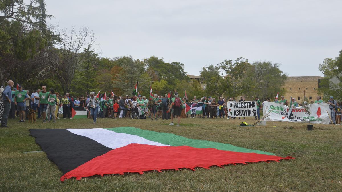 La marcha Ibaitik Itsasora a su paso por Tafalla