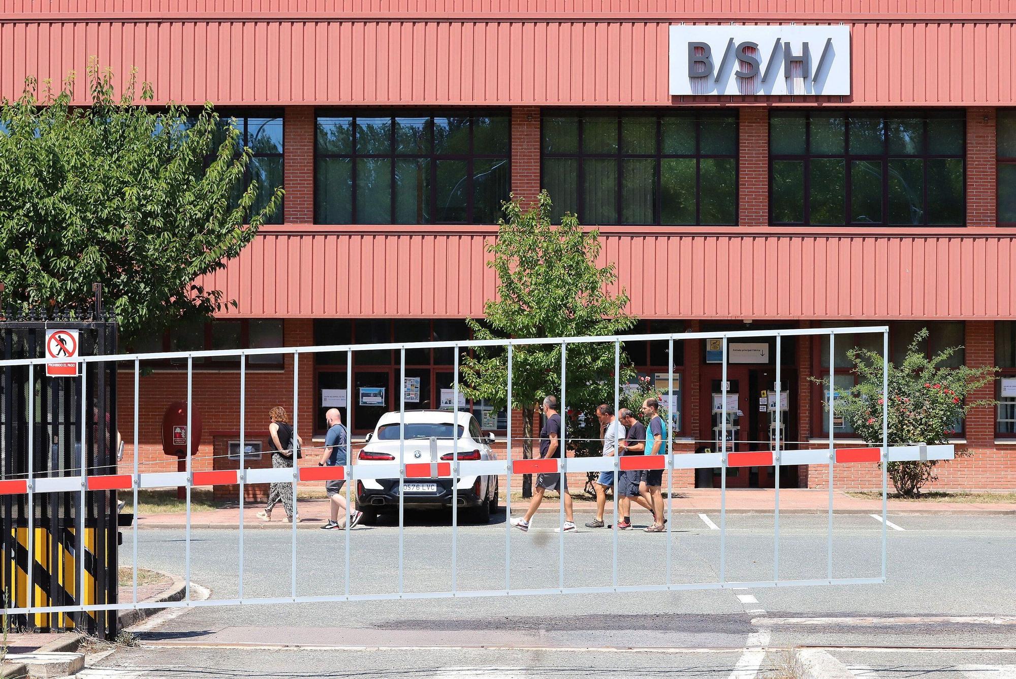 Trabajadores de BSH Esquíroz, antes de la asamblea en la que se ha presentado el preacuerdo